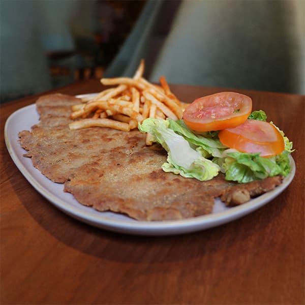 platillo milanesade res con ensalada y papas